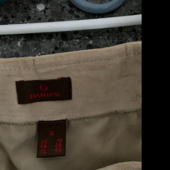 Danier 6 light tan suede skirt pleated with buckle - Picture 2 of 6